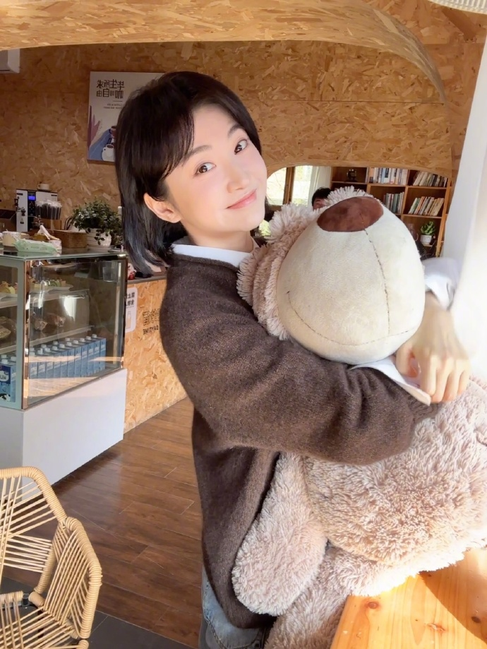 景甜分享生活美照,对嘴卖萌甜美可爱,新发型更显青春活力_腾讯新闻