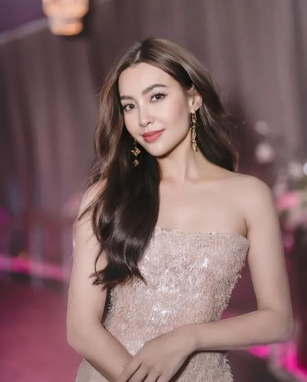 泰娱顶流小花突然官宣恋情,男友是首富家族富四代,坐拥千亿资产