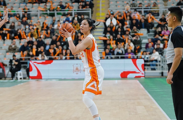 前三节辽宁女篮2人得分上双,李雨萌10分,王秋懿15分6篮板.