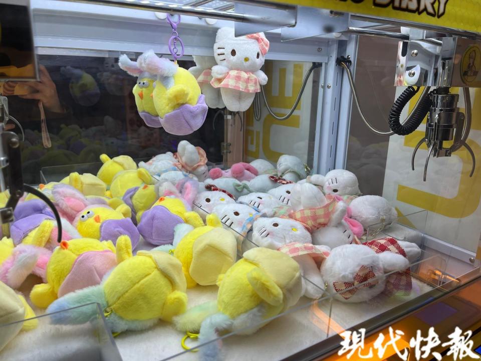 探访南京市场:部分抓娃娃机里都是三无产品