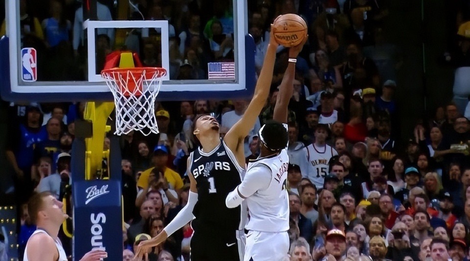 怕了你约基奇被文班亚马追帽吓得扣篮我得展现侵略性还挺有趣的