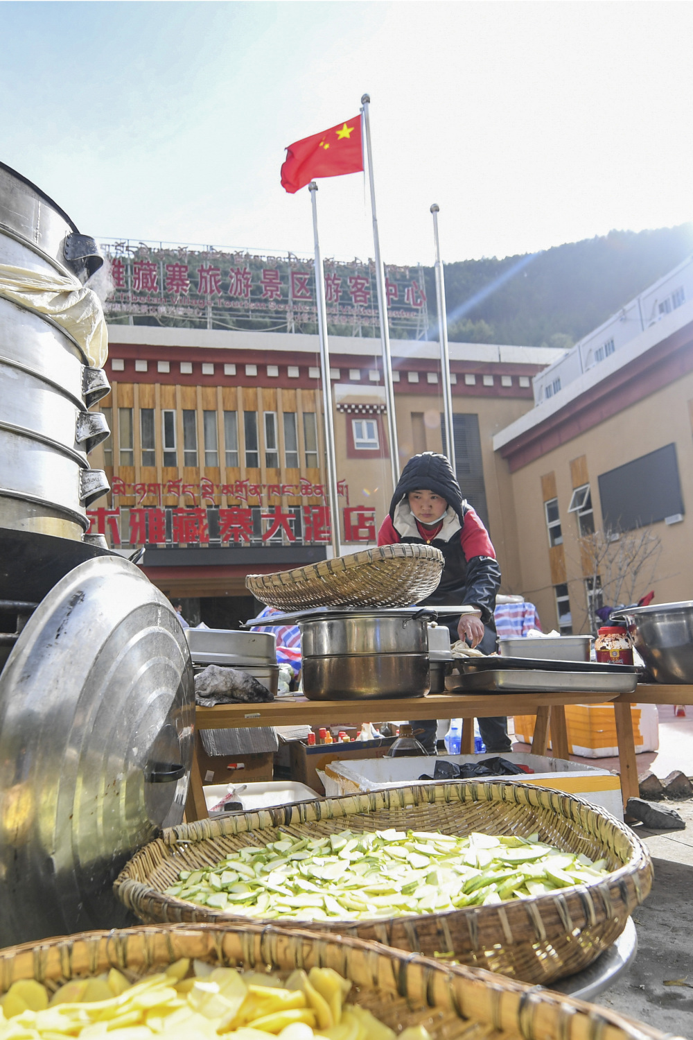 新华社记者 王曦 摄3月19日,在雅江县木雅广场,当地志愿者帮忙搬运