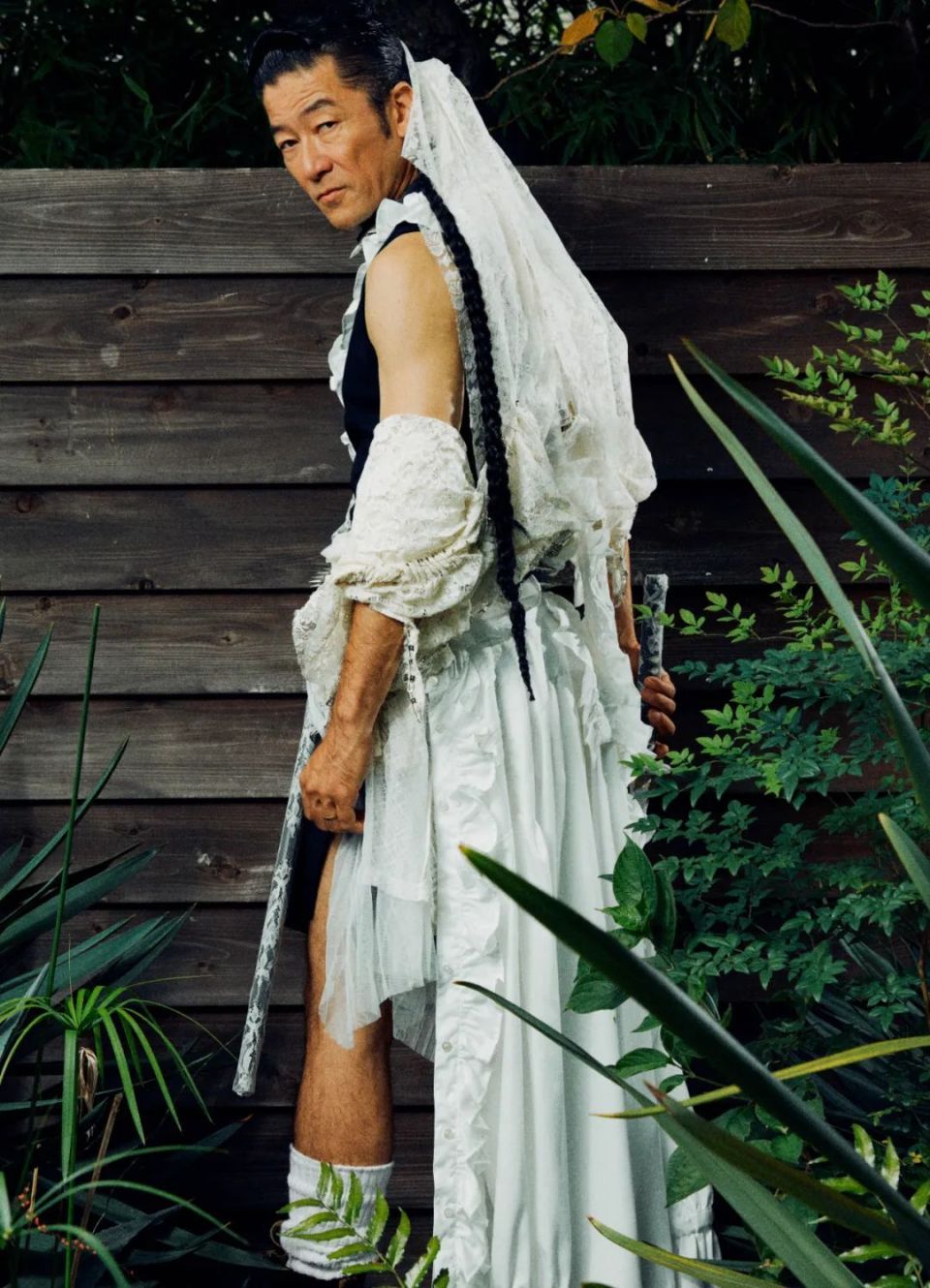 日本男星浅野忠信《周末画报》封面大片,怪咖造型艺术范儿十足