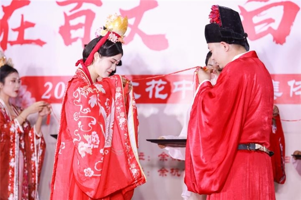 ，婚礼现场充满浓郁的幸福气息，也充分体现了中国传统婚礼的浪漫与典雅