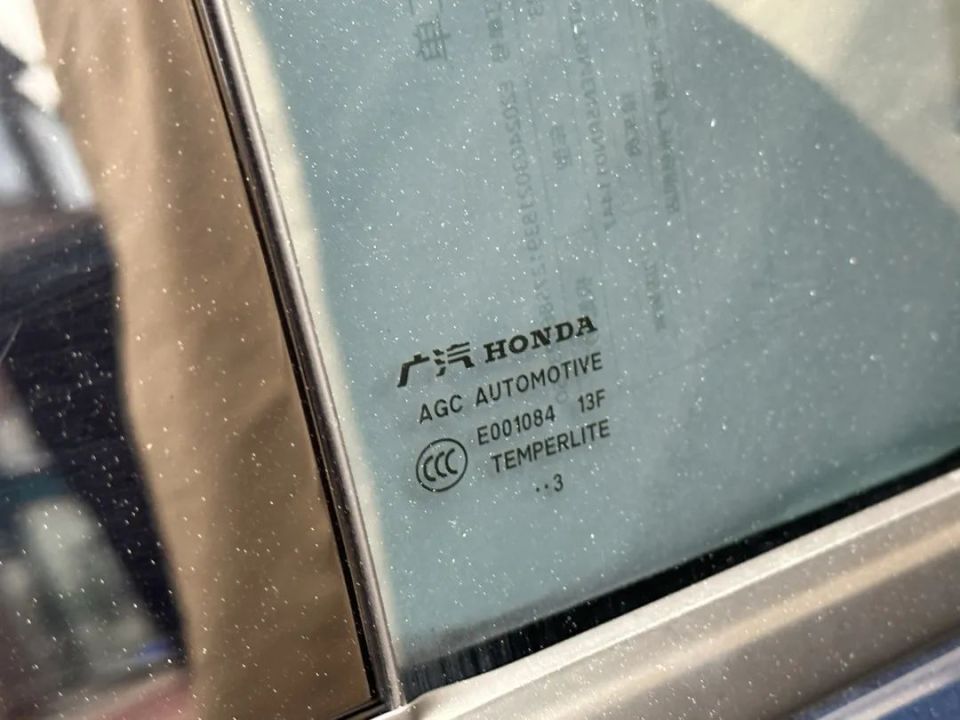 后侧窗是日本旭硝子汽车玻璃公司,后挡风为武汉耀华皮尔金顿安全玻璃