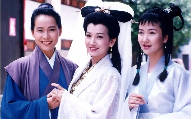 这是一张普通的剧照,忠厚又有点迂腐的许仙,美丽端庄的白素贞,活泼