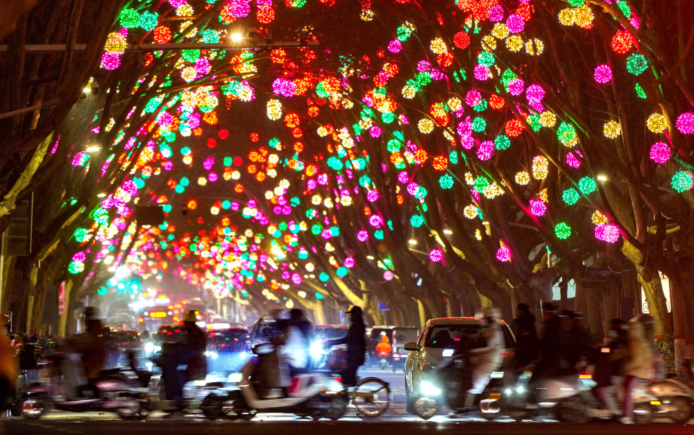 彩灯高挂迎新春