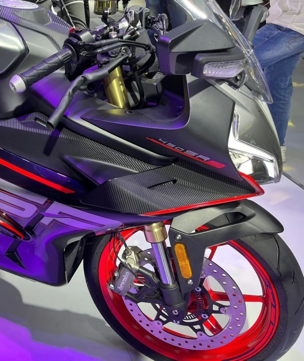 售价33580,春风双缸单摇臂跑车450sr s正式上市_腾讯新闻