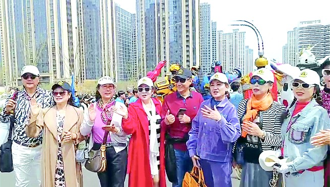 汉服少年诵读经典,两米高机器人跳舞,武术少年大展拳脚……半岛晨报港