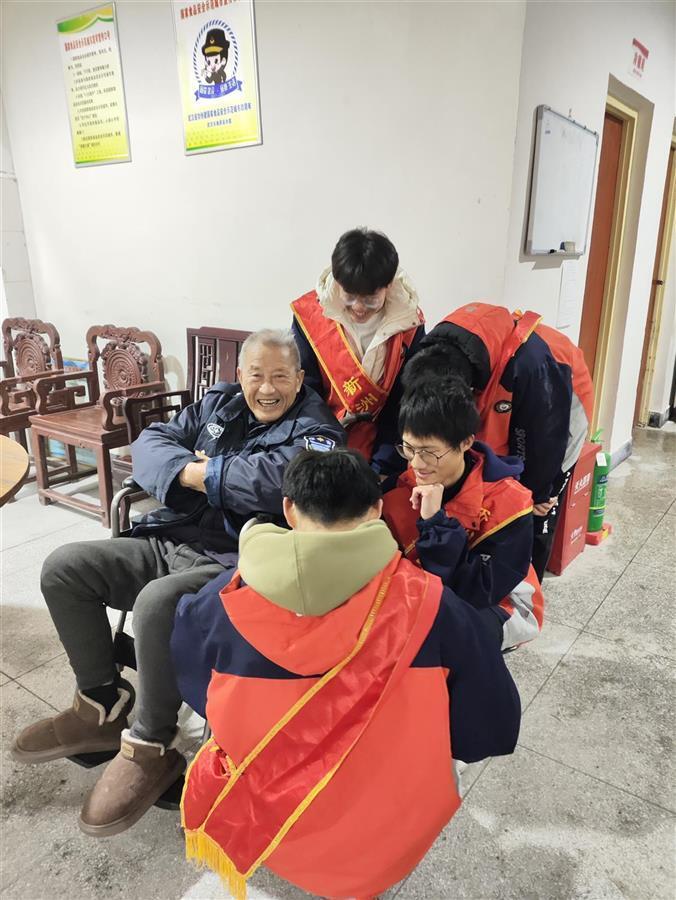 既做吹号人又当冲锋者新洲二中传递爱心接力棒