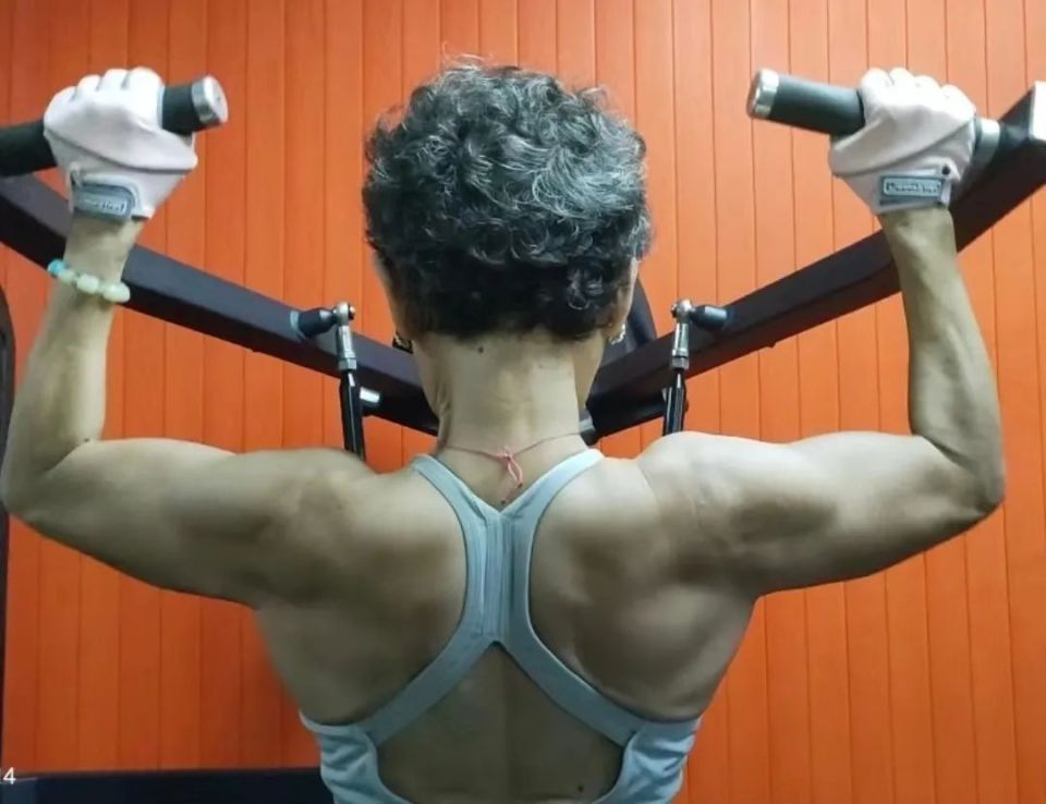 背阔肌!马甲线!安徽70岁硬核奶奶制霸健身房!