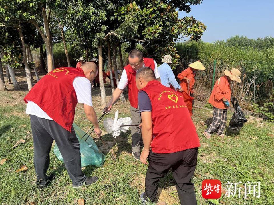 本次活动针对区域内塘东路沿线两侧进行垃圾捡拾清理