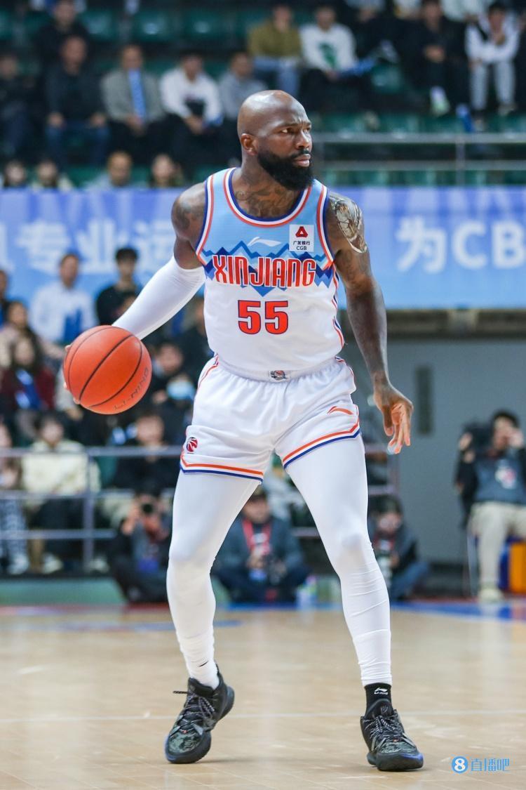 大包大揽琼斯15中9拿到21分7篮板19助攻