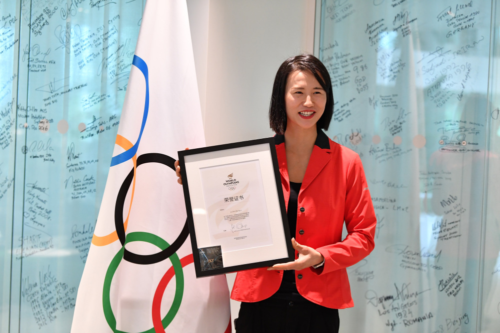 体育图文互动奥运冠军徐莉佳向国际奥委会赠送个人比赛装备和自传