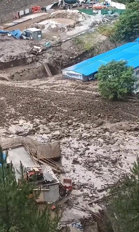 四川雅江强降雨后发生多处泥石流,村民:门口堆起一尺高泥浆