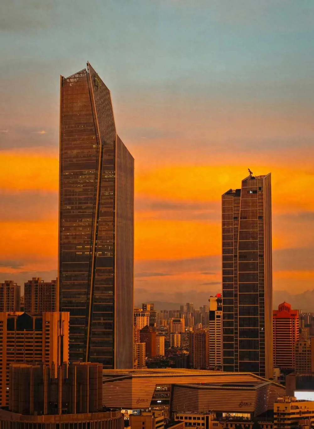 云南曲靖昆明两地现醉美晚霞彩云 本地市民竞相拍摄火出圈惊才绝艳