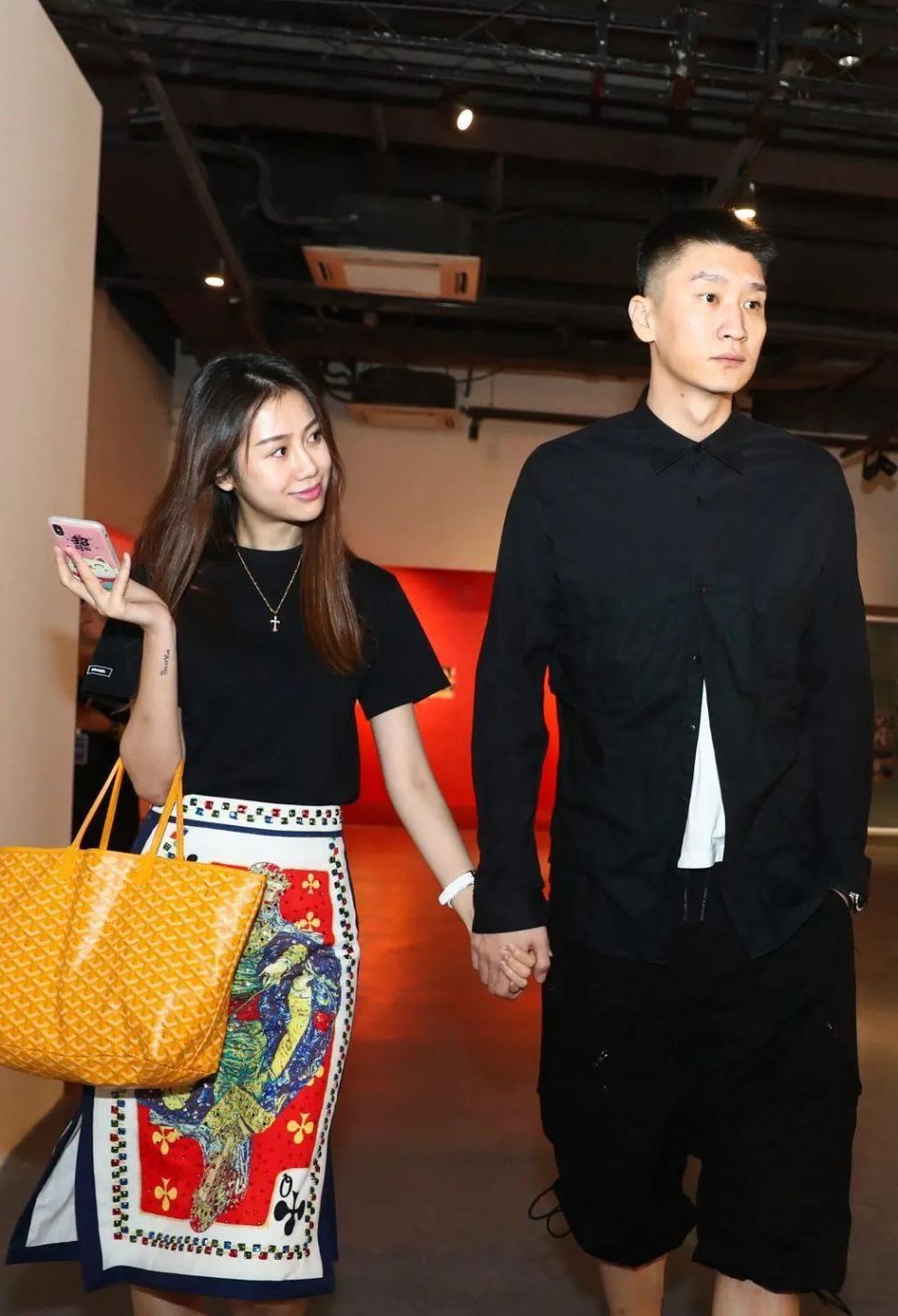 2009年还在读大学的陈露在朱芳雨的介绍下认识了孙悦,随后在不断交往