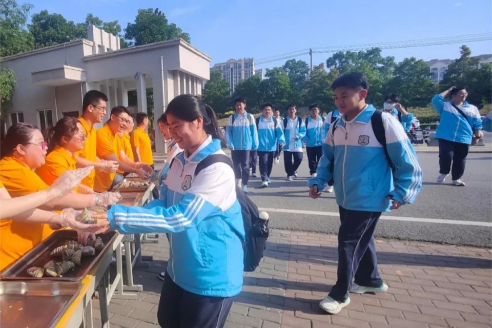 寿县中学举行端午节助力高考活动