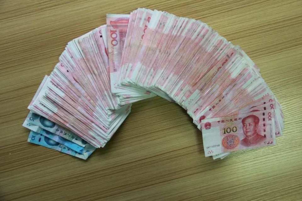 台州一小伙在社交平台晒我有钱结果放车里的20多万元全飞了