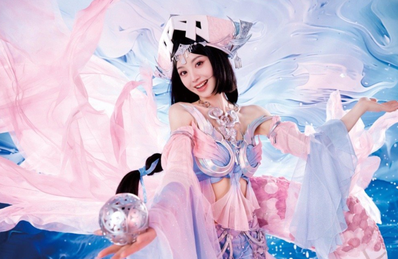 田曦薇cos王者荣耀西施,因破洞白丝和甜美造型走红,网友:腿比命还长!