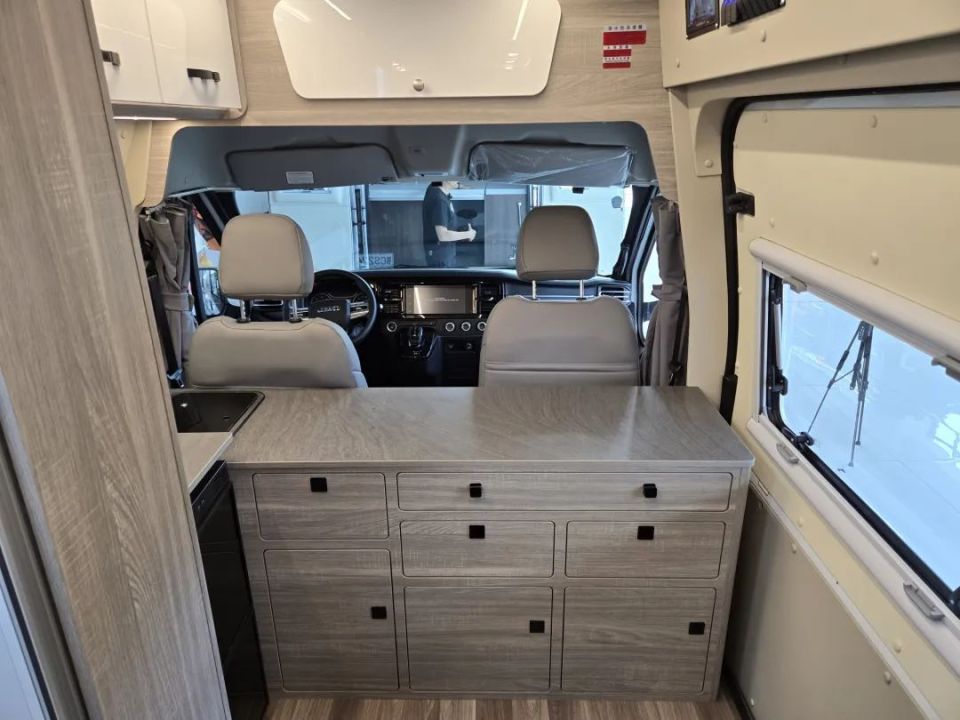 20多万表现全面的b型房车,拥有独立卫生间,这不比露营车爽?