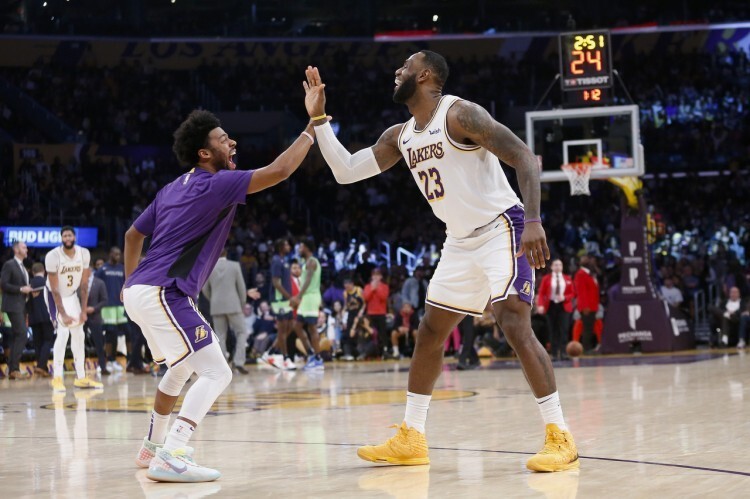 库克谈与詹姆斯当队友和偶像在一起很有趣他招募我来湖人