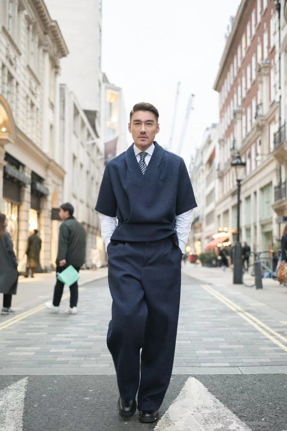 胡兵化身秀场特种"兵",边赶秀边调侃自己像回城打工人_腾讯新闻