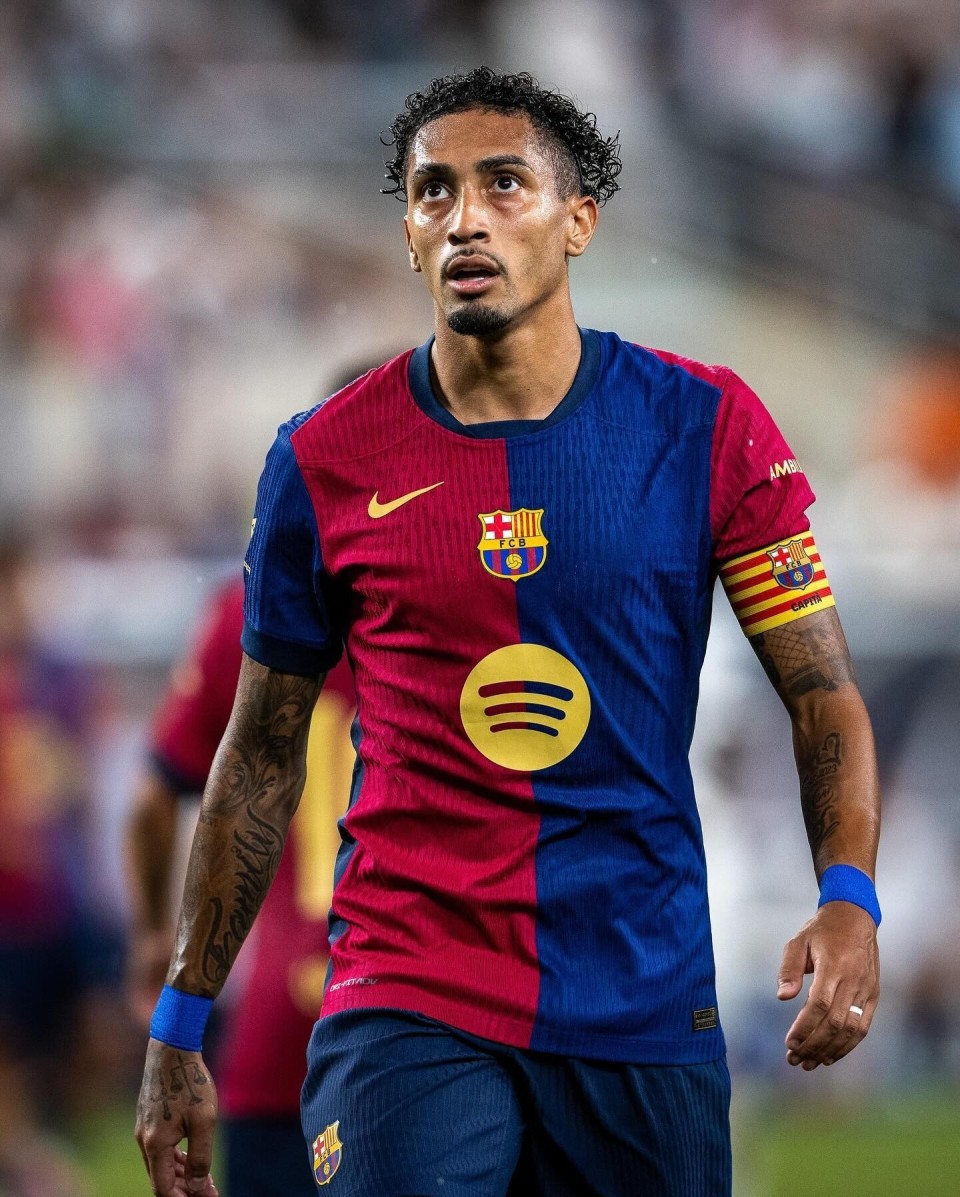 拉菲尼亚晒戴巴萨队长袖标照:再次穿上这件球衣的感觉真好_腾讯新闻