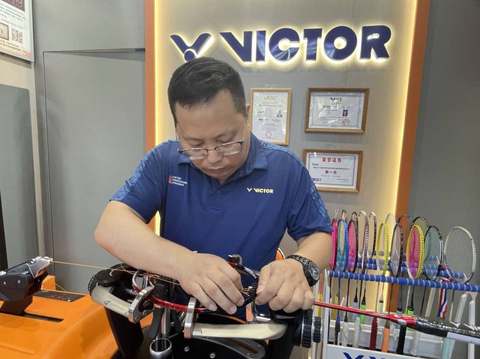 头部可月入三四万,羽毛球拍穿线师"香"吗?