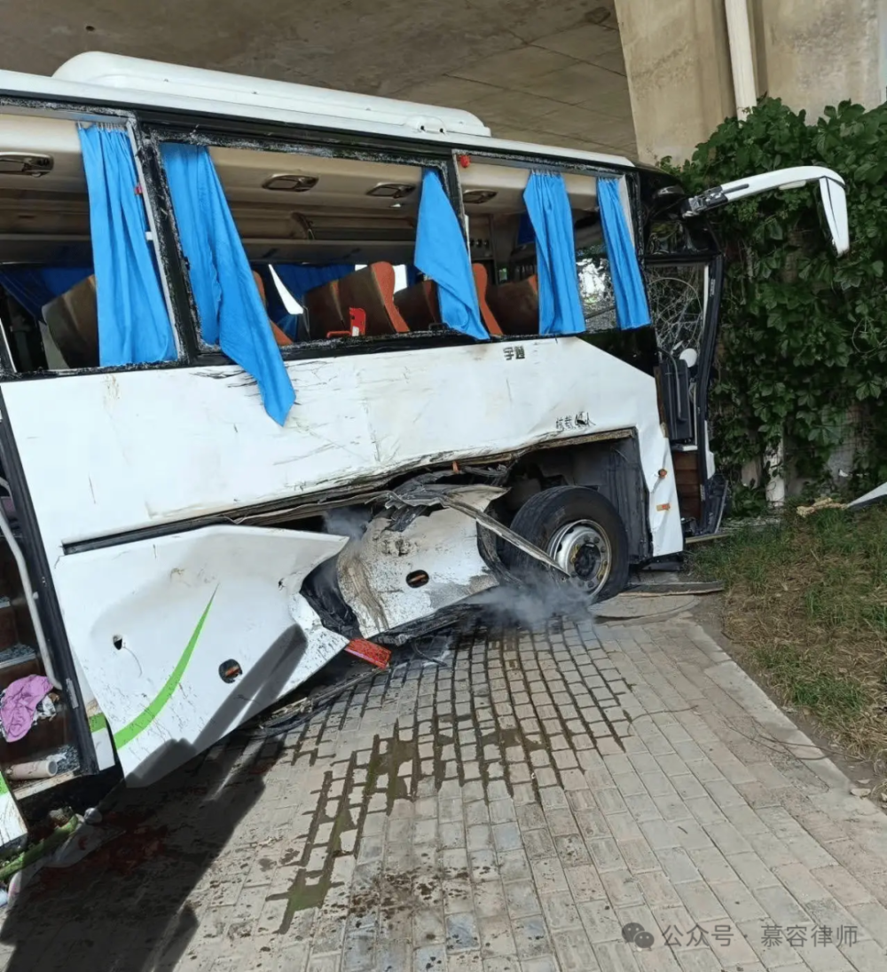 南通大巴渣土车碰撞事故中,红绿灯坏了没及时修,谁担责?