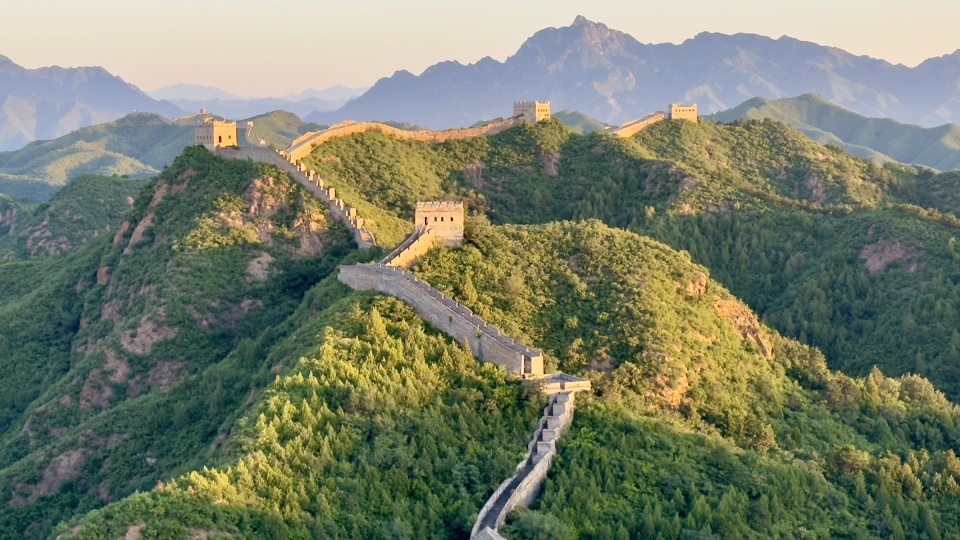 金山岭长城沐浴在金色晨光中