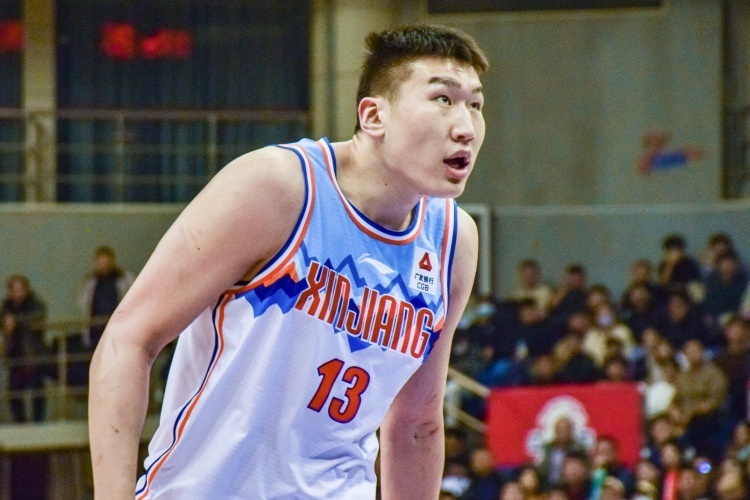 李炎哲3中0得到1分3板1助 首节送出3盖帽很亮眼