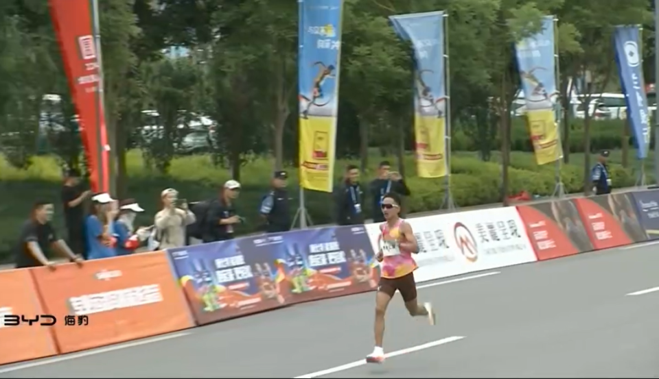 贾俄仁加2:14:32获兰马国内第一,后程高燃独行奔跑