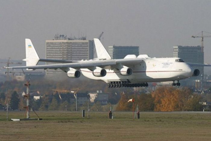 an-225 mriya超重型运输机是根据苏联俄罗斯国家航天公司的命令设计