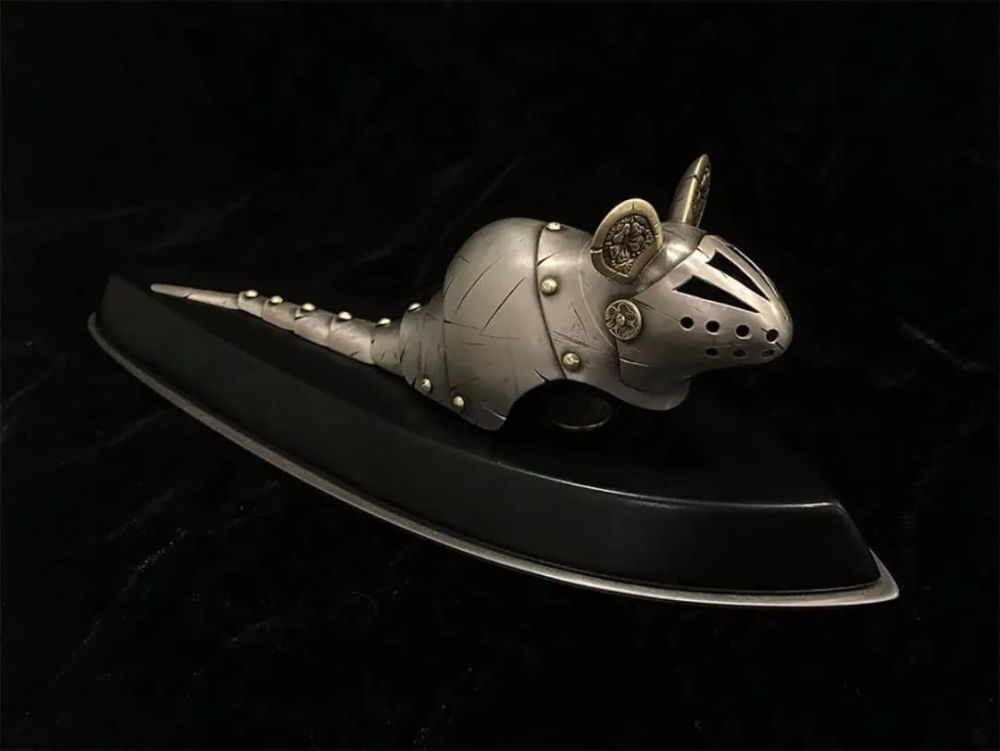 这位艺术家坦言,自己在制作时也不仅仅是参考中世纪的铠甲风格,还受到