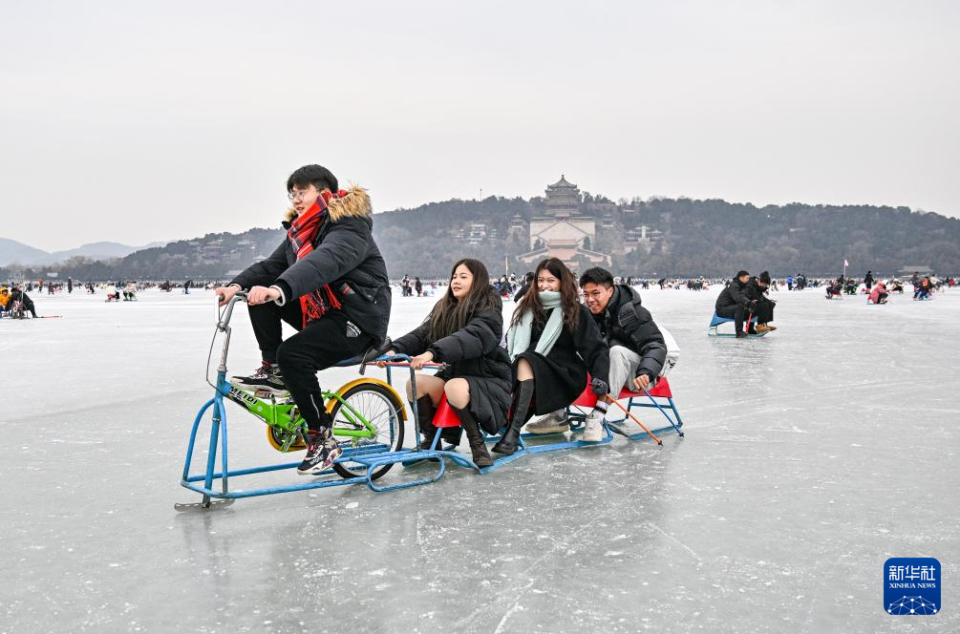 1月1日,遊客在頤和園冰場玩冰車和冰上自行車.