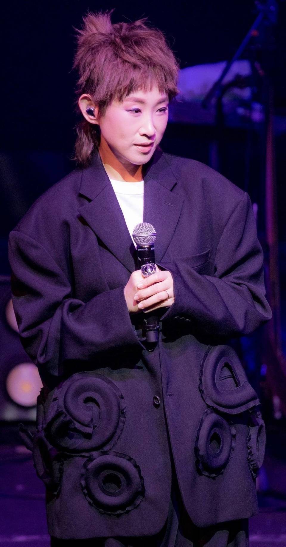 王菀之献唱春节档电影主题曲,曲短情长讲述"爱"的主题|赏乐_腾讯新闻