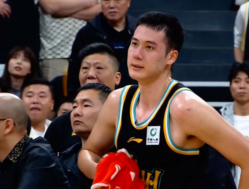 周琦肘击李金效面部,被夺权驱逐出场,面临cba追加处罚