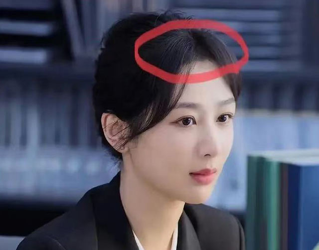 杨紫最新穿搭翻车!造型廉价,裤子皱巴巴,假发际线遮都遮不住_腾讯新闻