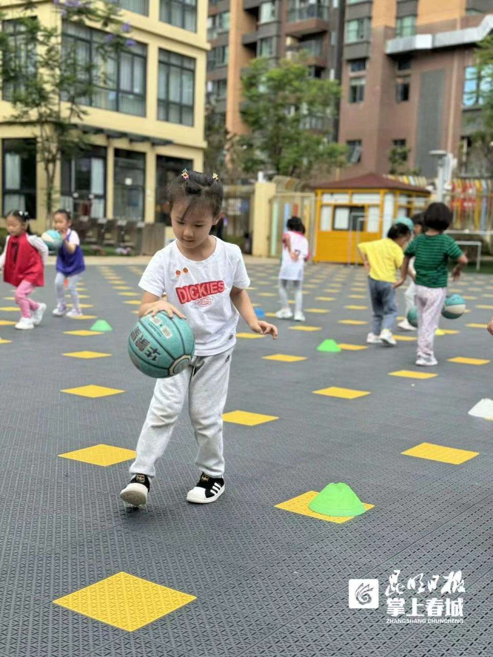 西山区第二幼儿园萌童花样拍球展风采