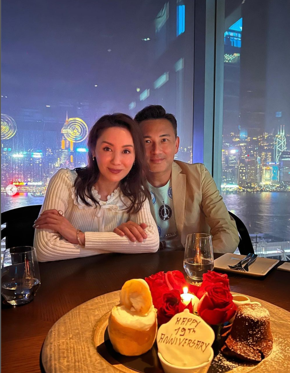 林文龍郭可盈帶家人吃飯慶祝結婚19週年 媽媽送有紀念意義的禮物_騰訊