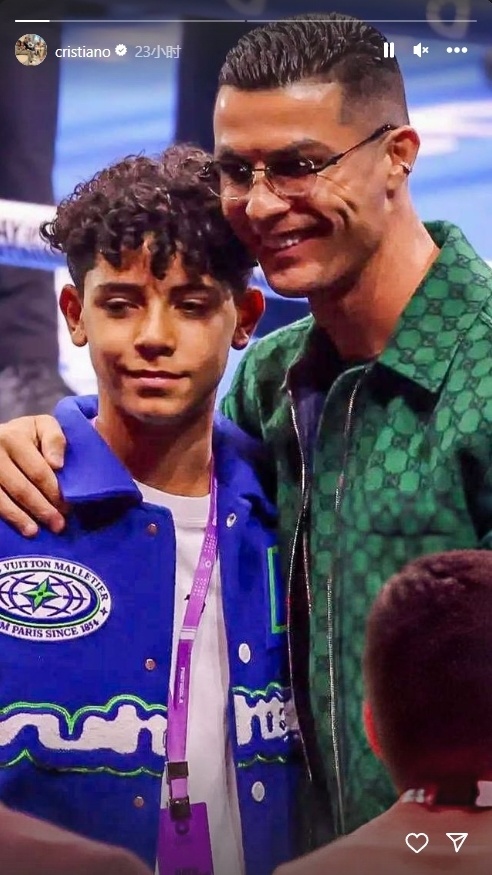 c罗更新社媒晒出自己带迷你罗现场观看拳击赛合影
