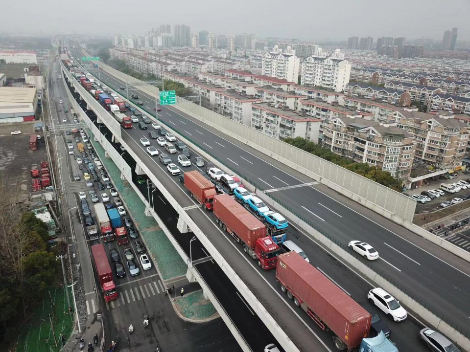 上海外环隧道封闭施工后首个早高峰:郊环隧道浦西往