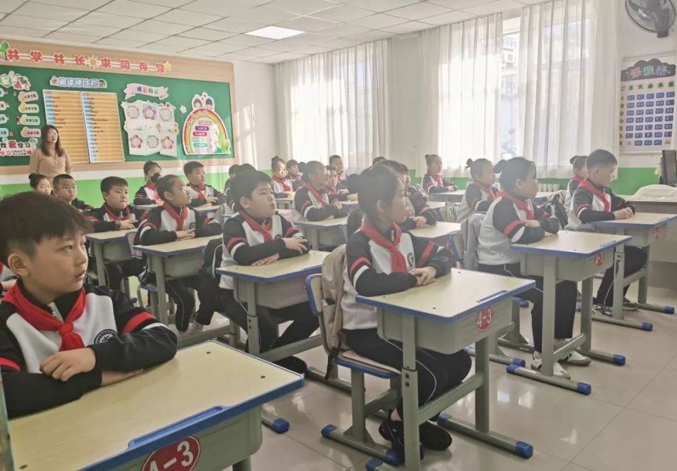 延吉市梨花小学校举行了开学典礼."第一项,升国旗,奏唱国歌!