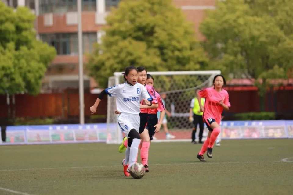 作为全国青少年校园足球特色学校,泽国二中历来重视学生足球兴趣的