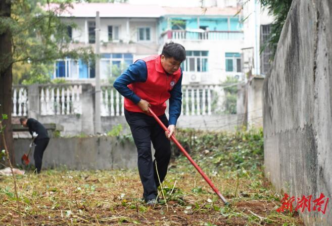 争当城市“主人翁” 区领导与机关干部、志愿者等一同参与环卫大扫除活动