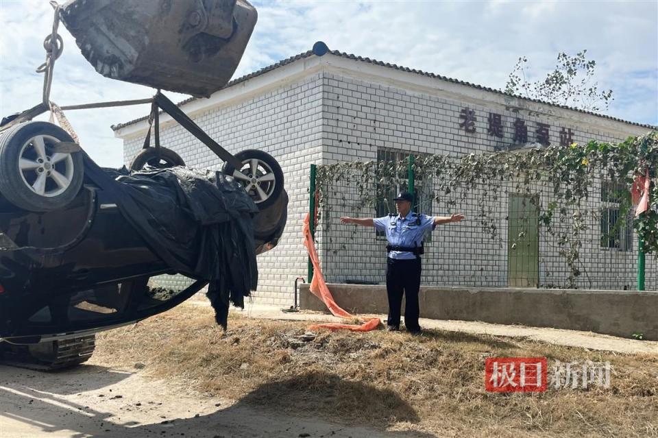 小车刹车失灵翻倒在江边渡口，长航武汉公安紧急救援_腾讯新闻