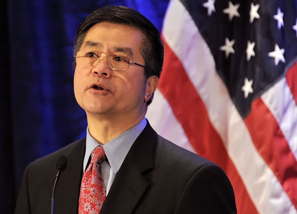 美国前驻华大使骆家辉:我们不希望中国能设计或造出尖端芯片_腾讯新闻