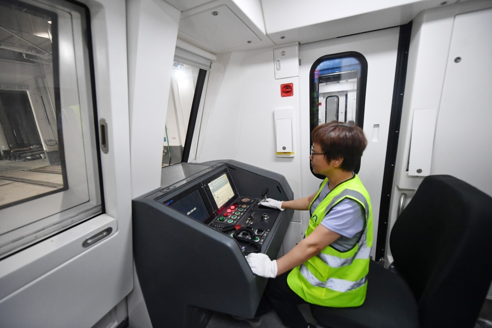 北京地铁17号线列车驾驶室.