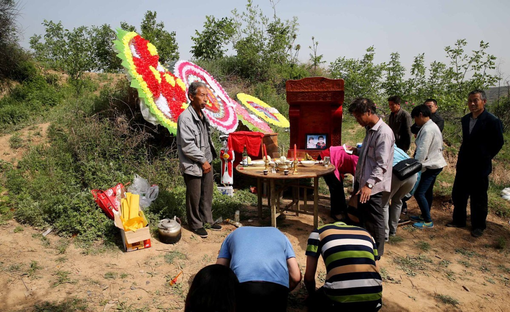 农村"办白事",立碑讲究多,故,显,考,妣及三不立,啥意思?_腾讯新闻